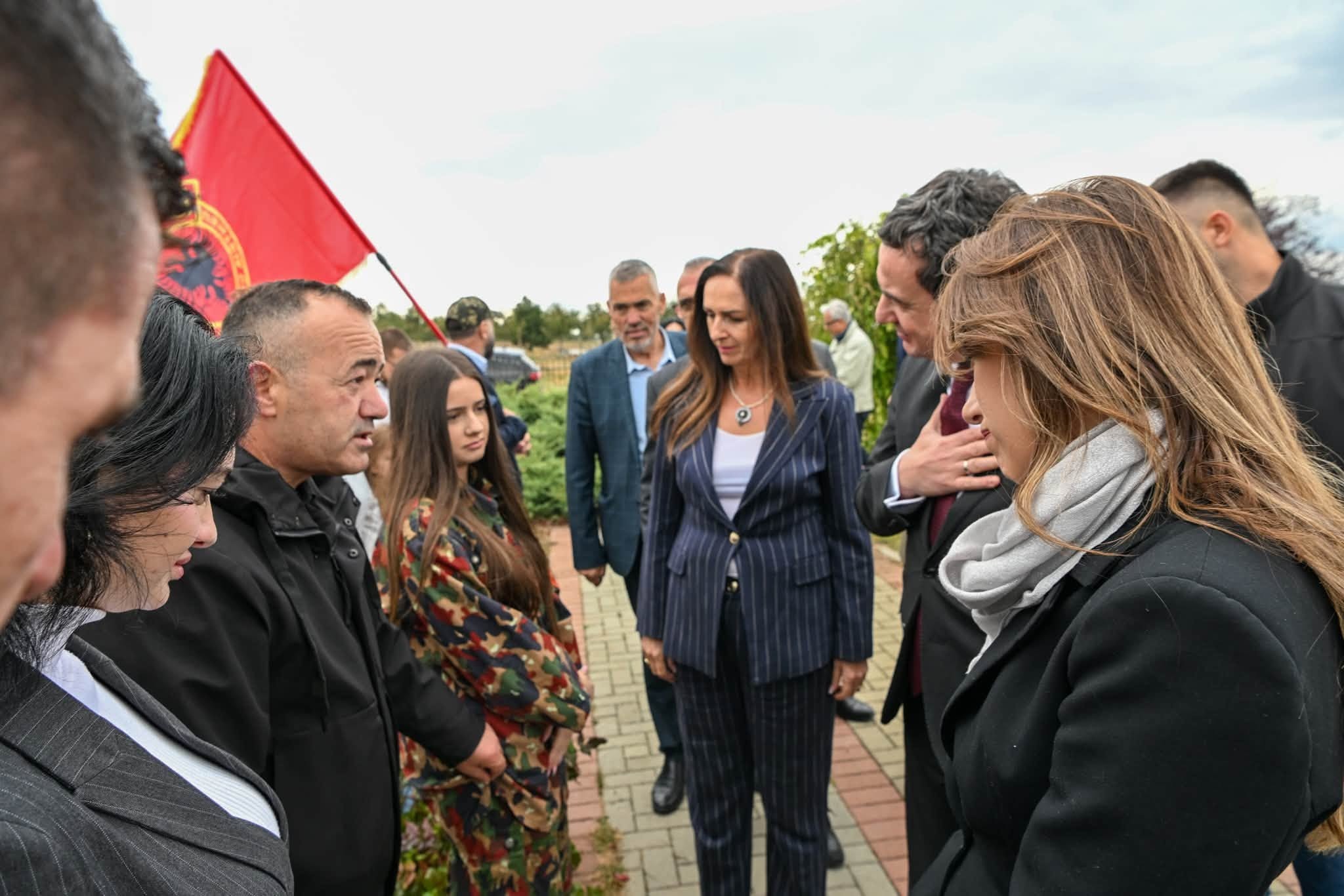 Homazhe në Abri: Kurti dhe Haxhiu kujtojnë martirët e familjes Deliu dhe dëshmorët e lirisë