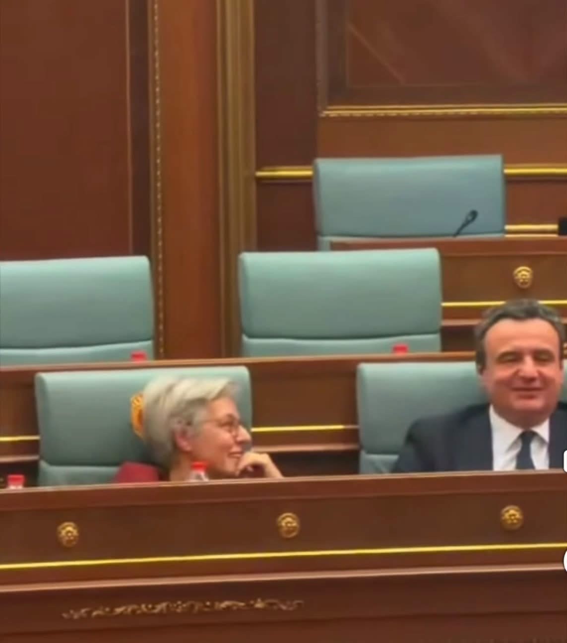 Reagime dhe debate në Kuvend: Buzëqeshjet e Kurtit e Gërvallës në seancën për vrasjen e rëndë në Pejë
