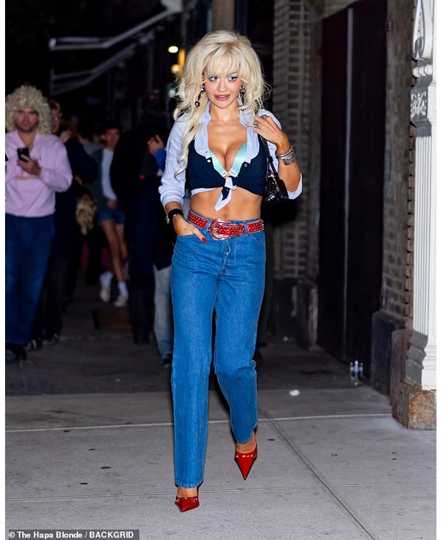 Transformimi rrënjësor i Rita Orës: Ylli shqiptar imiton legjendën Dolly Parton për Halloween