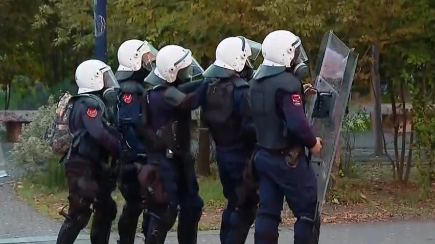 Incidentet në protestat e Tiranës: Vihet në pranga një person, shpallet në kërkim bashkëpunëtori i dyshuar
