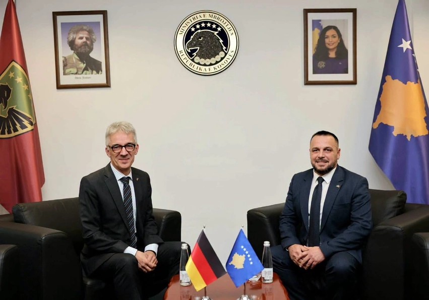 Bashkëpunimi ushtarak në fokus: Maqedonci e pret ambasadorin gjerman për të diskutuar sigurinë dhe të ardhmen e FSK-së