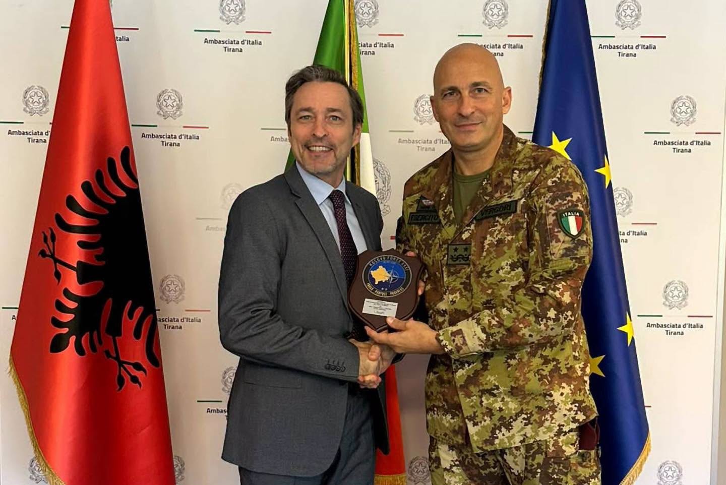 Gjeneralmajor Roberto Vergori zhvillon takim zyrtar në Tiranë me ambasadorin italian Marco Alberti