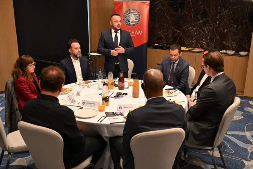Potenciali i mbrojtjes në fokus: Oda Amerikane dhe ministri Maqedonci shtrojnë rrugën për bashkëpunim strategjik