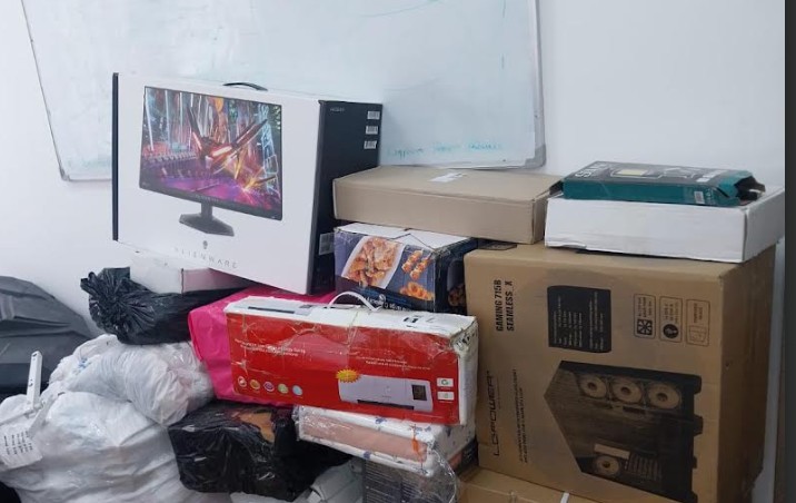 Operacioni në Han të Elezit, Policia e Kosovës bllokon furgonin dhe depon plot mallra kontrabandë