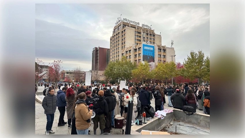 Valë revolte në Prishtinë: Tubim masiv për drejtësi pas vrasjes së Arlinda Zekajt dhe ndalimin e dhunës gjinore