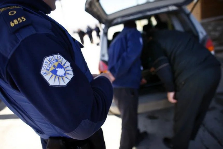 Mitrovicë Veri: Identifikohet dhe vihet në pranga i dyshuari për vjedhjen e të hollave në një veturë