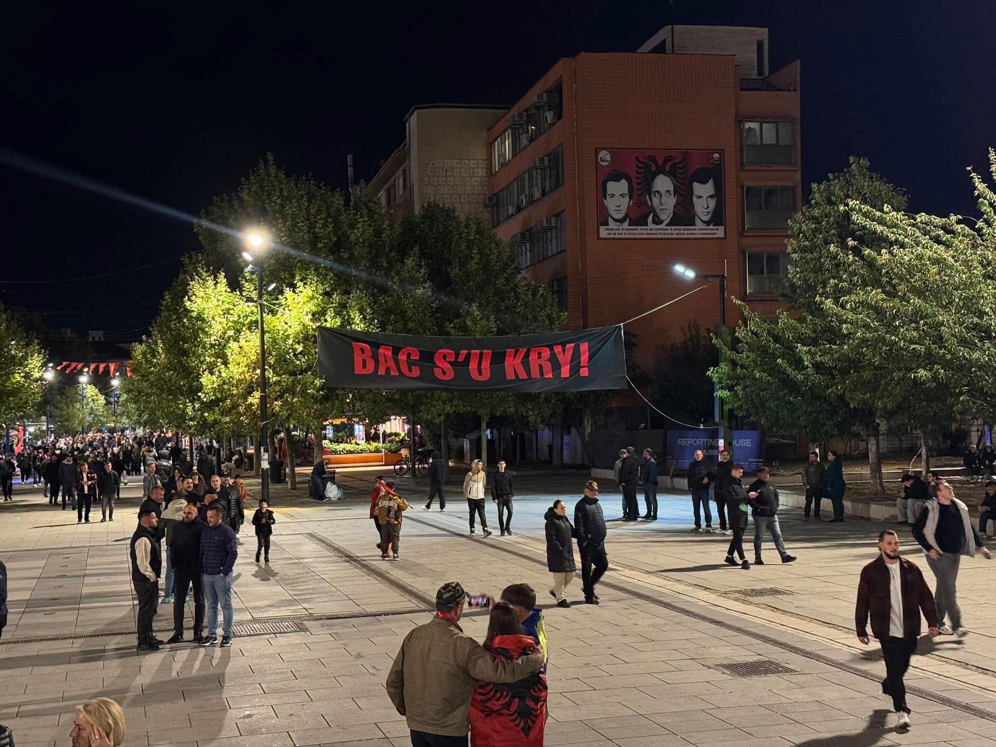 Prishtina vazhdon rezistencën: Instalohet mbishkrimi 'Bac s’u kry' në natën e 15-të të protestave