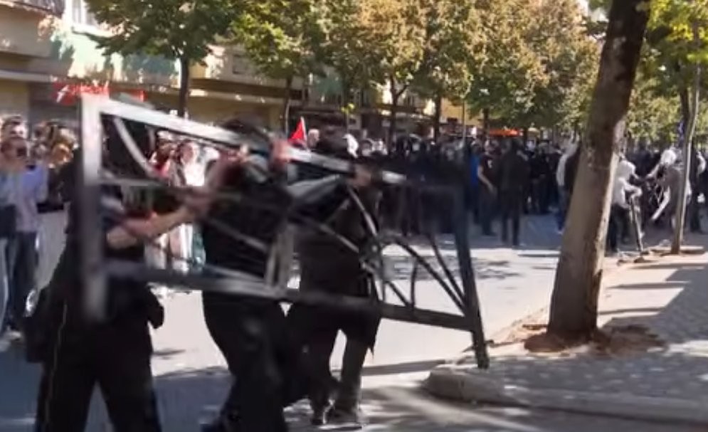 Situatë e tensionuar para Ministrisë së Arsimit: Policia kërkon distancim nga të maskuarit dhe ndalimin e dhunës
