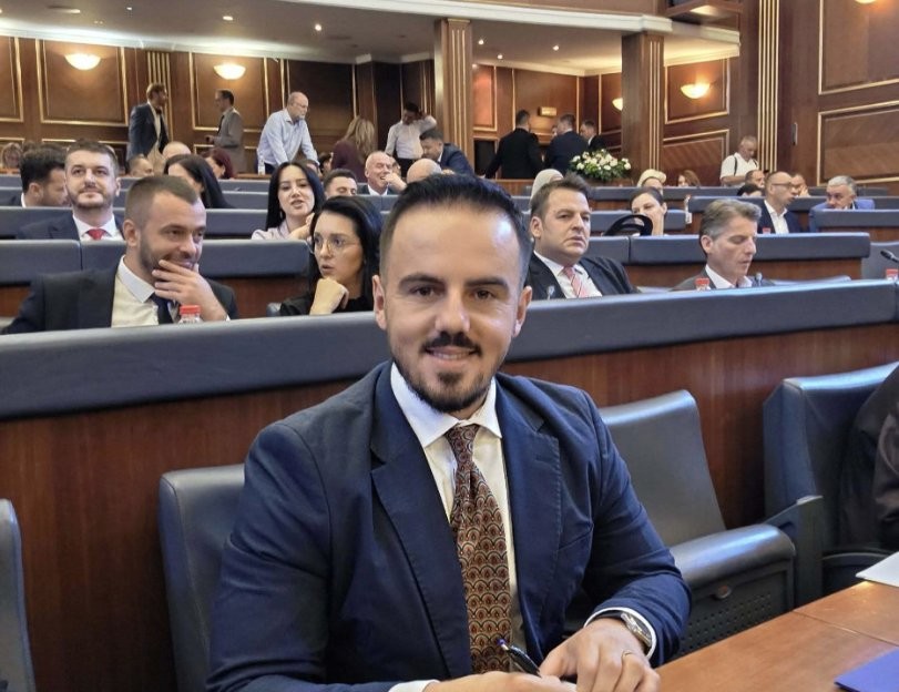 Nisma e re ligjore për veturat: Deputeti i LVV-së paralajmëron shfuqizimin e kufizimit 10-vjeçar të importit