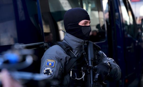 Operacion masiv në veri: Dhjetë të dyshuar në shënjestër për krime lufte dhe vrasje civile