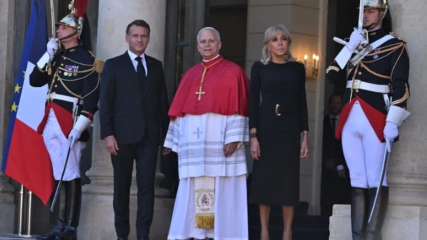 Nis vizita historike e Papa Leone XIV në Francë, mikpritet nga çifti presidencial Macron në Pallatin Élysée