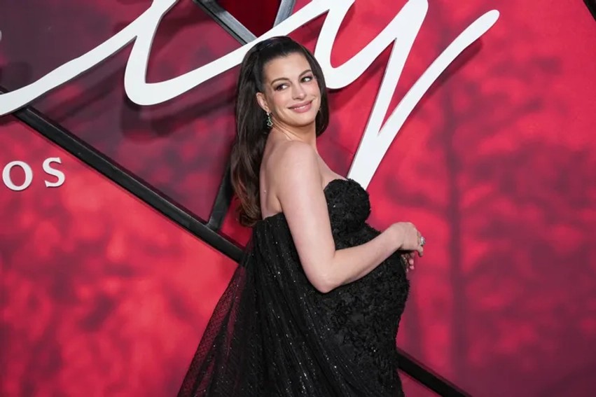 Shtatzënia e tretë, aktorja e famshme Anne Hathaway zbulon ndryshimin e çuditshëm trupor