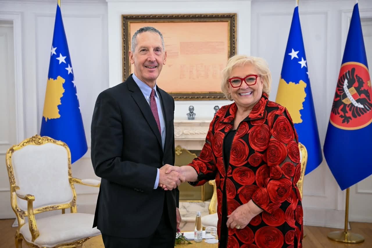 Presidentja Shiroka-Pula takon ekspertin amerikan Edward Joseph: Në fokus zhvillimet politike në Kosovë dhe rajon