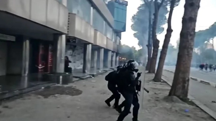 Tensionohet situata para Kryeministrisë: Hedhje molotovësh dhe gurësh, policia përgjigjet me gaz lotsjellës dhe plumba gome