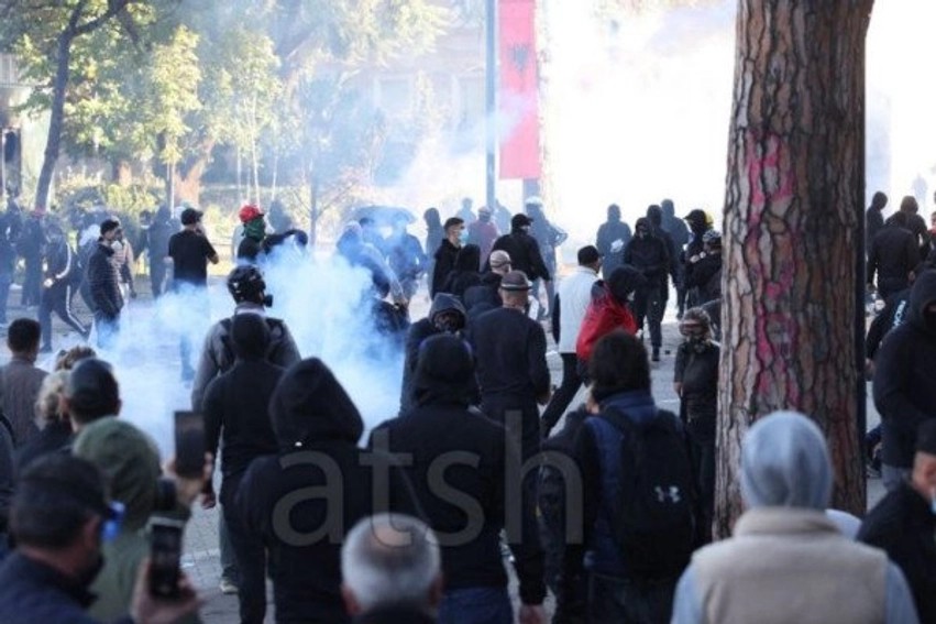 Bilanci i protestës: Katërmbëdhjetë të lënduar kërkojnë ndihmë mjekësore në spitalet e Tiranës