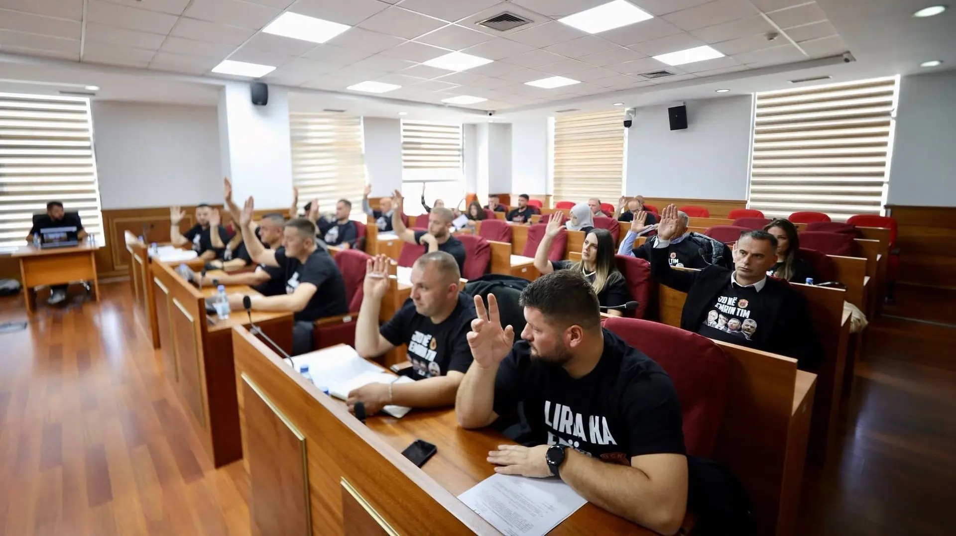 Skenderaj ngrihet kundër Speciales: Kuvendi Komunal miraton unanimisht deklaratën “Jo në emrin tim”