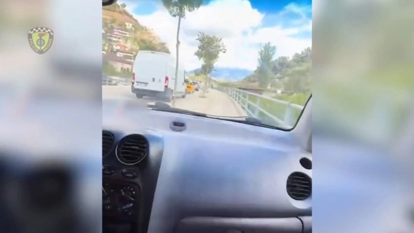 Krenohej në TikTok teksa ngiste makinën në trotuar në Berat, faturë e kripur dhe bllokim mjeti për drejtuesin