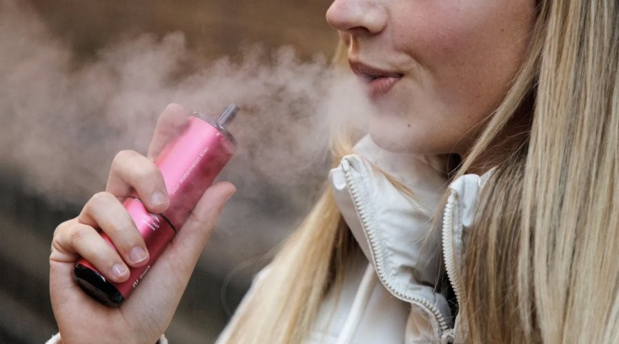 Fenomeni shqetësues: Pse po tërhiqen të rinjtë nga cigaret elektronike pa qenë kurrë duhanpirës?