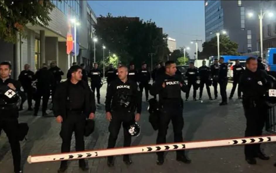 Tensionohet situata: Prani e shtuar e forcave të rendit para Qeverisë dhe Kuvendit, a po shkon vendi drejt zgjedhjeve?