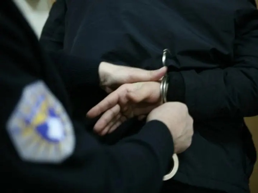 Operacioni në Obiliq: Bie në pranga drejtuesi i automjetit, i kapen armë dhe lëndë narkotike