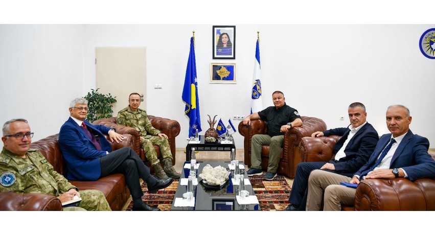 Kreu i Policisë së Kosovës, Gazmend Hoxha, ndan mirënjohje në takimin lamtumirës me komandantin e KFOR-it