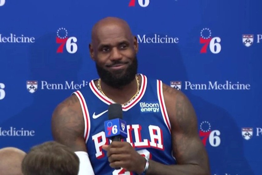 LeBron James prezantohet me fanellën e Philadelphia 76ers