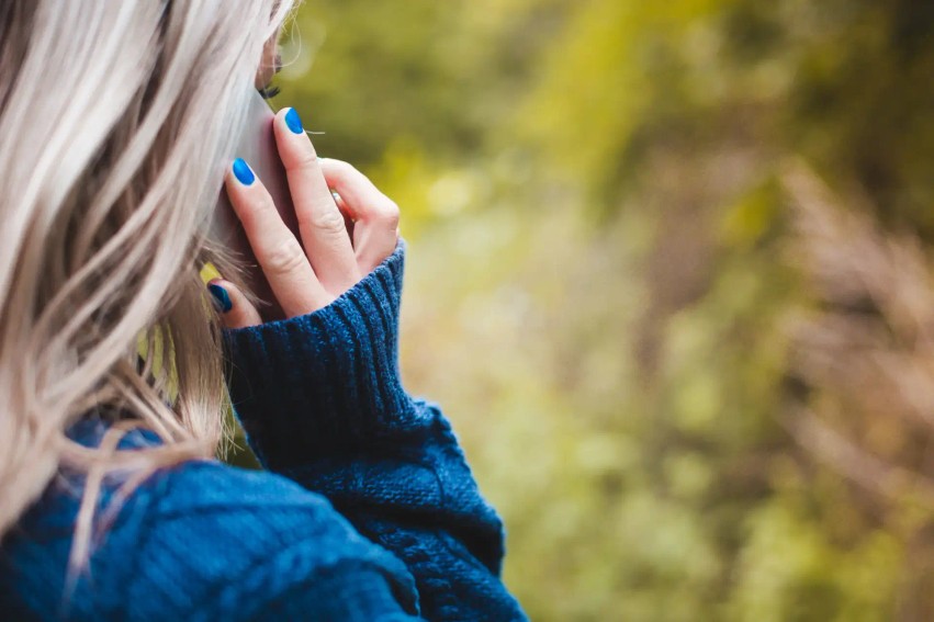 Drama në Skenderaj: Gruaja në proces divorci kërcënohet me telefon nga bashkëshorti