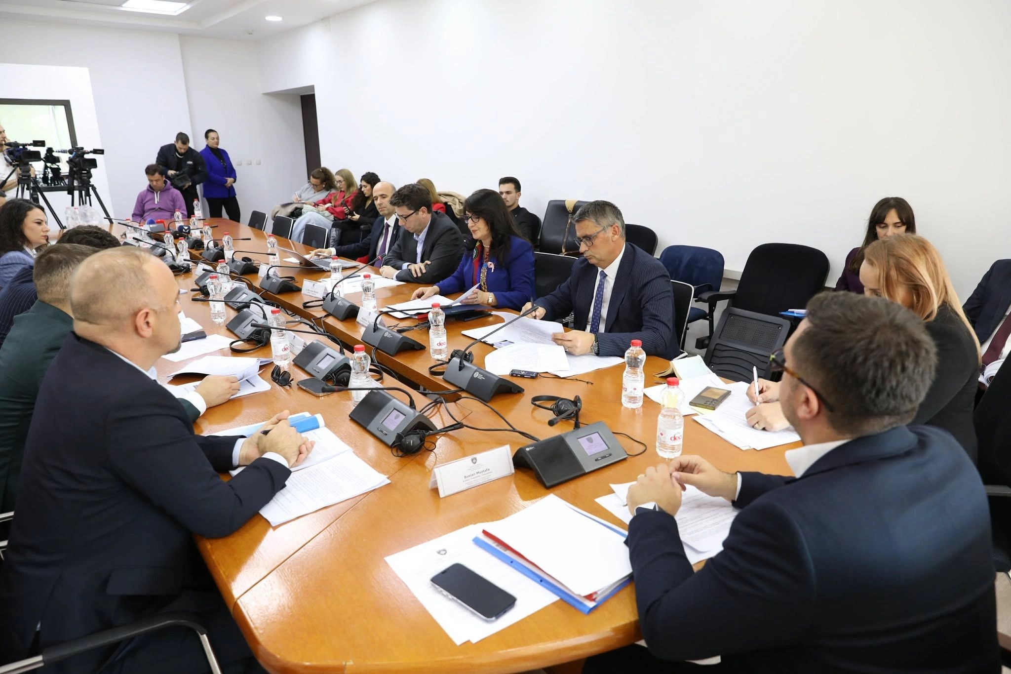 Debat i ashpër në Kuvend: Përplasje mes deputetit Rrahmani dhe ministrit Murati për pagat e serbëve që nuk paraqiten në punë