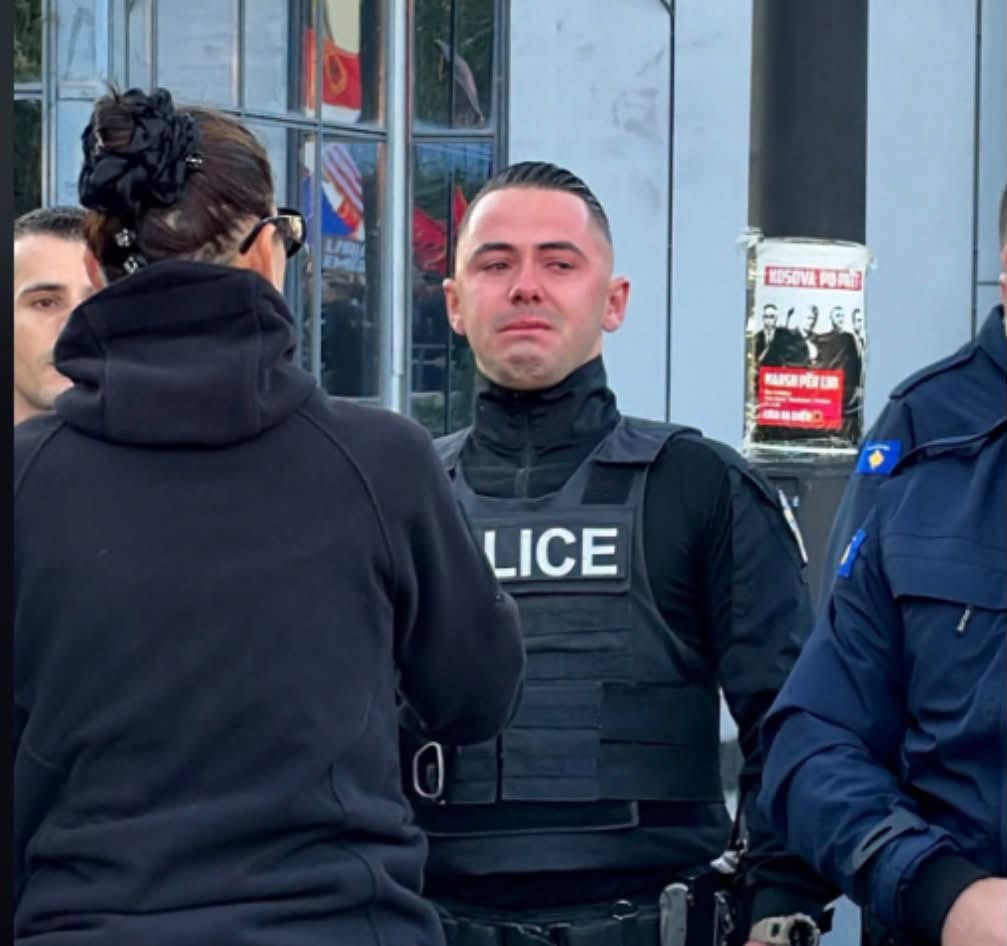 Pamje prekëse në Prishtinë: Polici përlotet në protestën për lirinë e ish-krerëve të UÇK-së