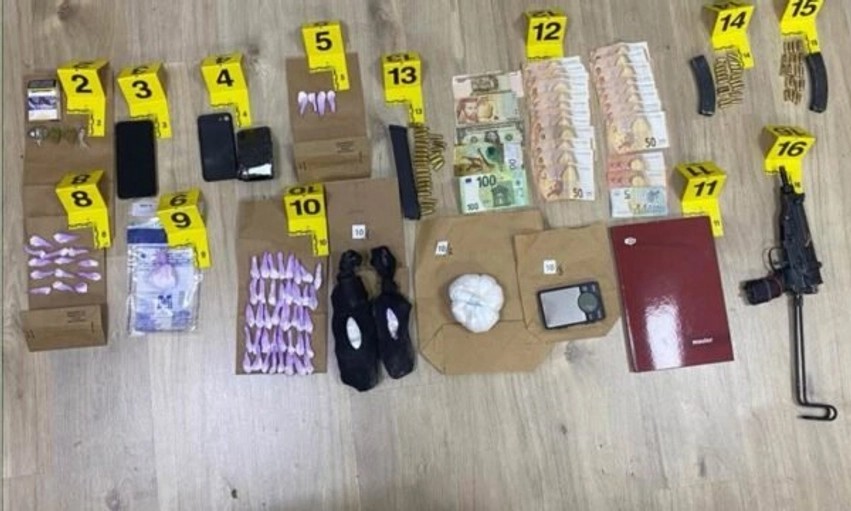 Operacion antidrogë në Gjakovë: Bllokohet mbi një kilogram kokainë dhe armatim luftarak