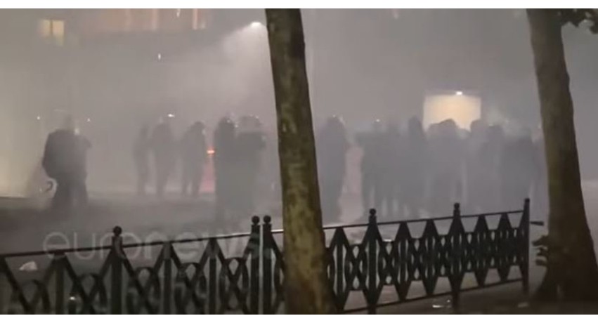 Tensione dhe shpërthime para Kuvendit: Protestuesit sulmojnë me molotovë, forcat e rendit përgjigjen me gaz lotsjellës