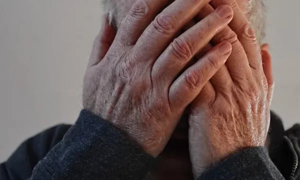 Konflikti familjar në Malishevë: Vëllai dhunon motrën, babai lëndohet duke tentuar t'i ndajë