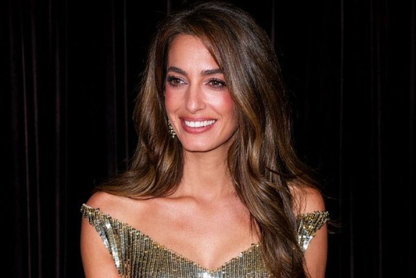 Elegancë prej ylli kinemaje: Amal Clooney mahnit në Londër me fustanin e saj luksoz