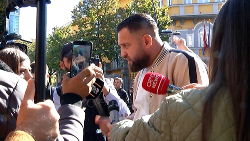 Mbështetje në shesh për studentët: Luiz Ejlli bashkohet me protestuesit krah vajzës së tij