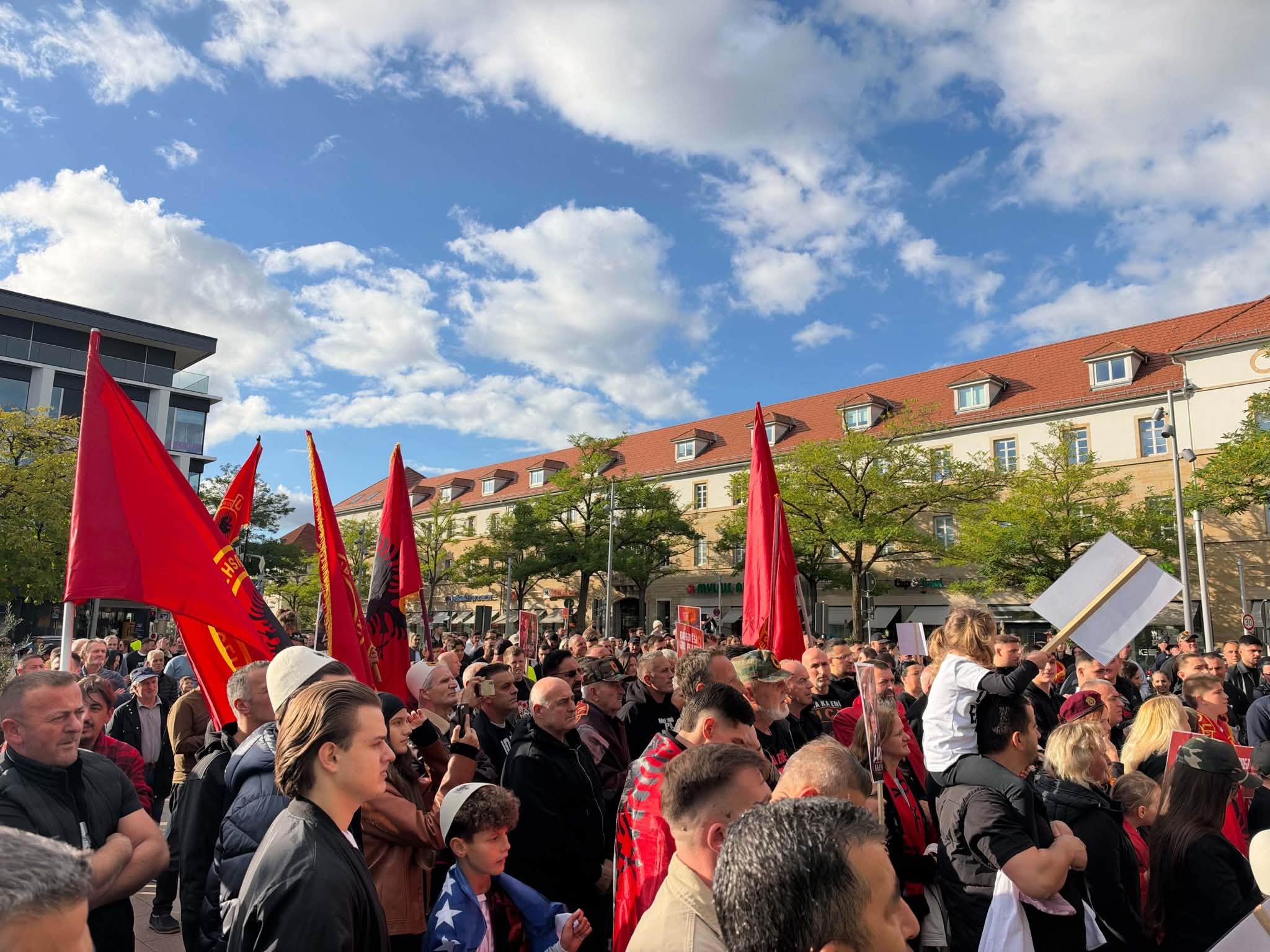 Tubim madhështor në Shtutgart: Diaspora ngrihet në mbrojtje të ish-drejtuesve të UÇK-së