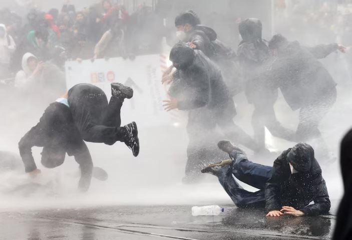 Tension dhe dhunë në Bruksel: Përleshjet mes protestuesve dhe policisë lënë 21 të shoqëruar gjatë grevës kombëtare
