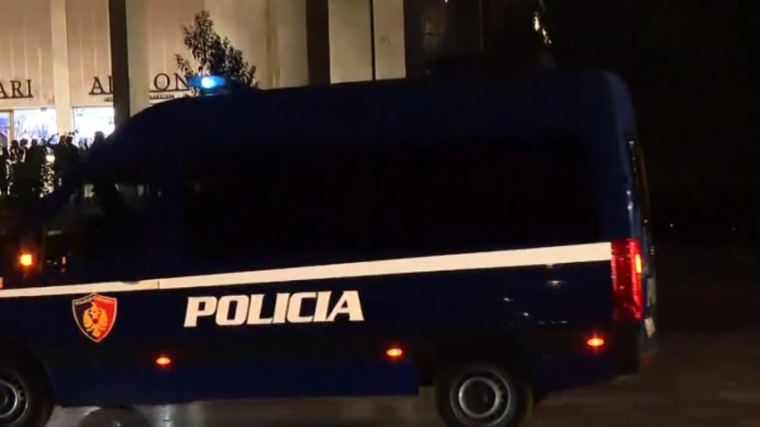 Ndërhyrje e forcave speciale në zemër të Tiranës, automjete të shumta blindojnë sheshin “Skënderbej” dhe shoqërohen protestuesit