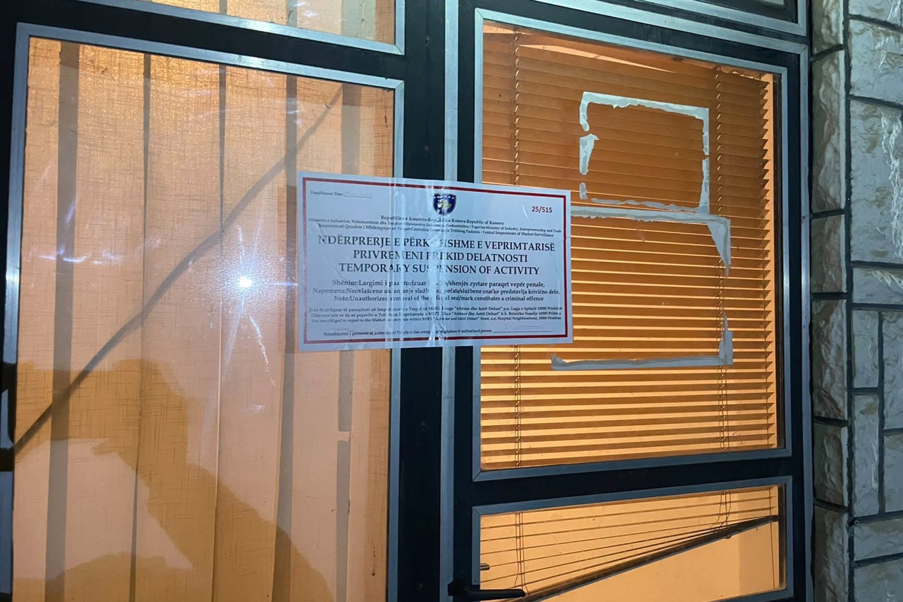 Goditje ndaj paligjshmërisë në Zubin Potok: Gjobë e majme për shërbim të alkoolit ndaj të miturve dhe mbyllje e një biznesi