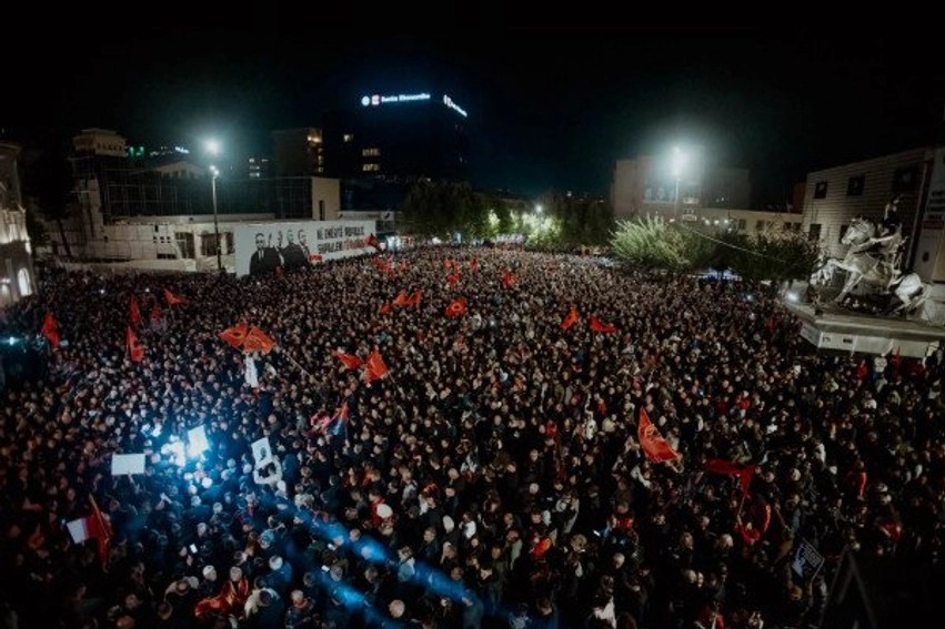 Vazhdon mobilizimi në Prishtinë: Mbrëmja e njëmbëdhjetë e protestës në mbrojtje të vlerave të UÇK-së