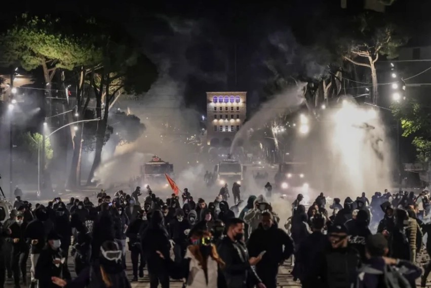 Kriza në Francë: Policia kërkon shtyrjen e superpërballjes PSG – Lyon