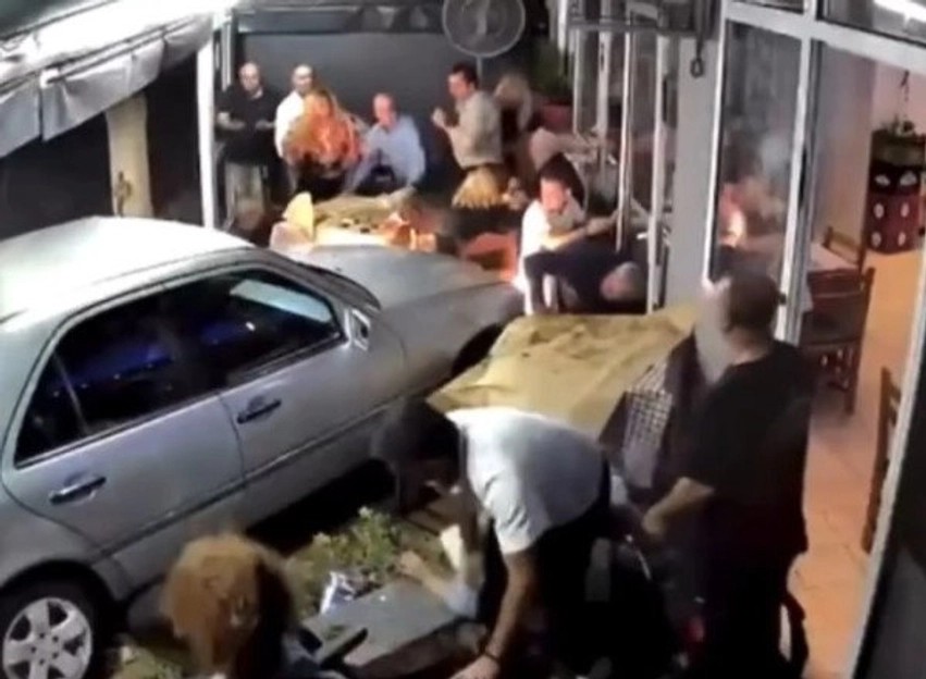 Pamje dramatike në Selanik: Automjeti drejtuar nga shqiptari futet brenda një lokali, tre të plagosur