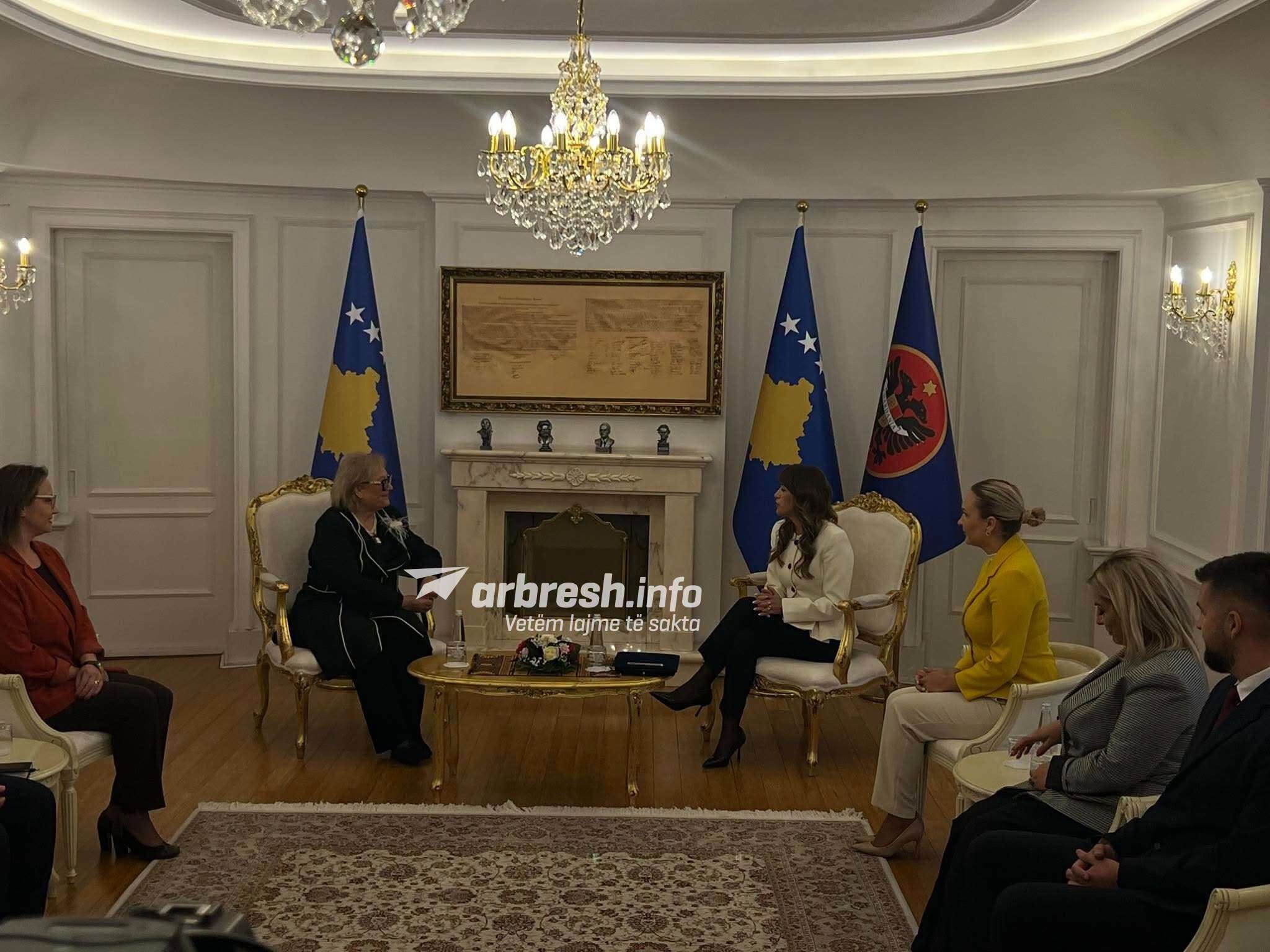 Dorëzimi i detyrës: Albulena Haxhiu i premton mbështetje të plotë Presidentes së re, Justina Shiroka-Pula