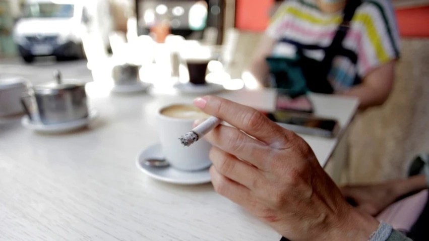 Shtyhet vendimi në Belgjikë: Duhanpirja në tarraca lejohet edhe përkohësisht