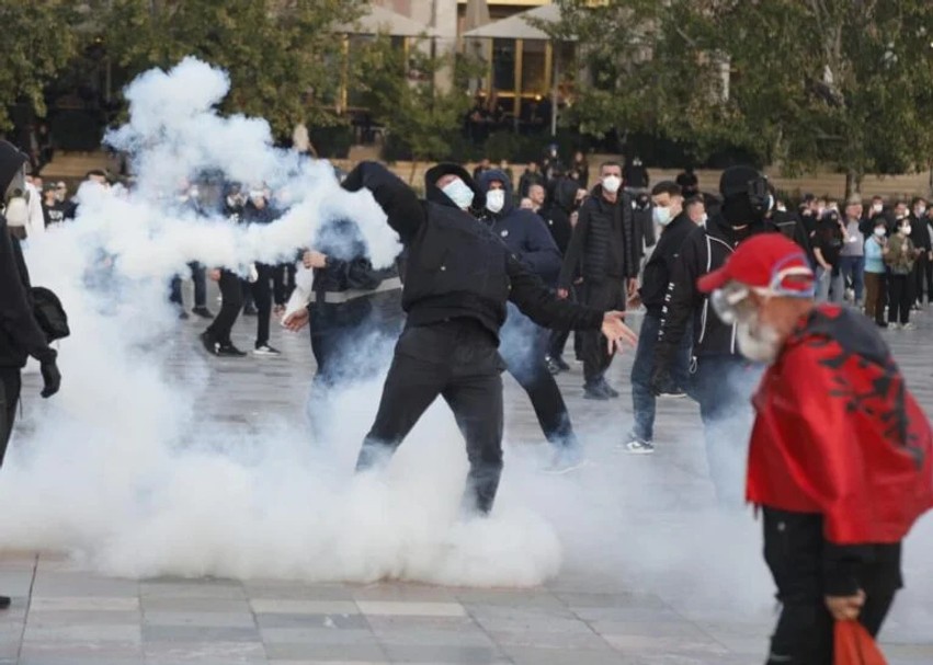 “Xhamat i paguajmë ne, por kush ua kthen shqiptarëve vitet e humbura?” – Reagimi i ashpër i Gëzim Mekulit për zhvillimet në Shqipëri