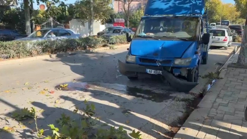 Përsëritet historia në Fier: Kamionçina humb kontrollin dhe rrëzon shtyllën e ndriçimit në Sheq të Madh