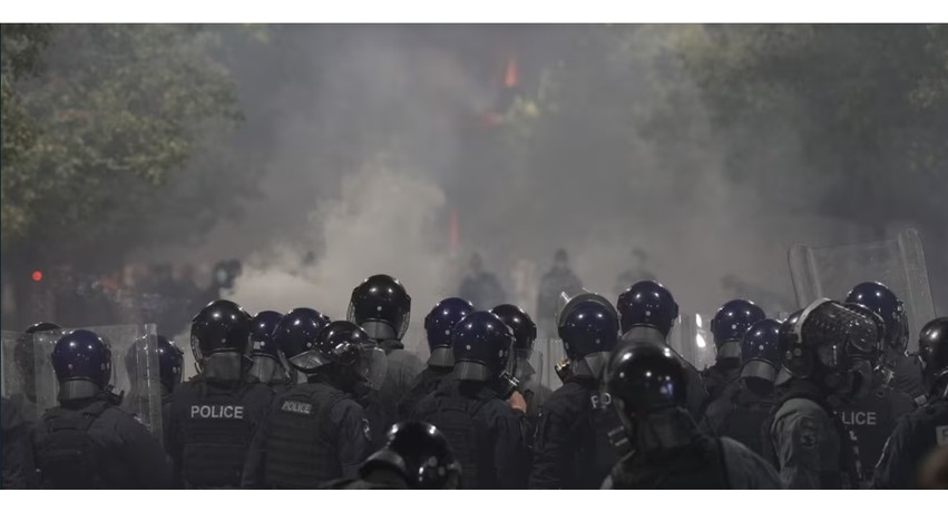 Protesta para institucioneve: Gjashtë policë të lënduar dhe tre persona të shoqëruar në stacion