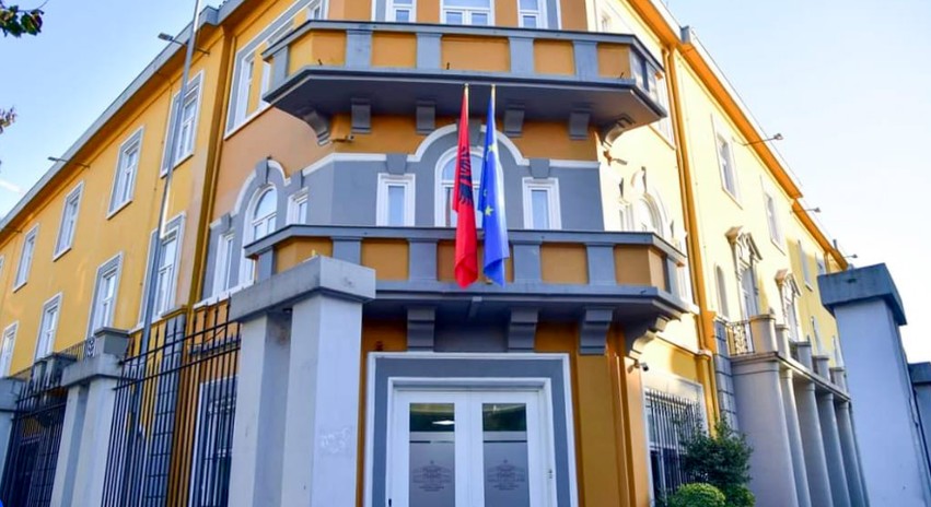 Tirana i rikthehet ritmit të përditshëm pas tensioneve, qytetarët rifillojnë aktivitetet