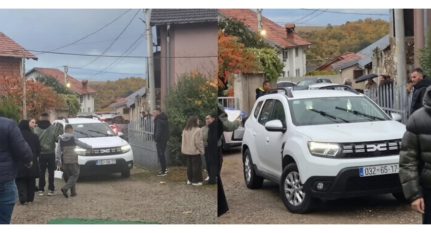 Tragjedia në Pejë: Djali i të ndjerës Arlinda Zekaj viziton shtëpinë e fëmijërisë nën kujdesin e punonjësve socialë