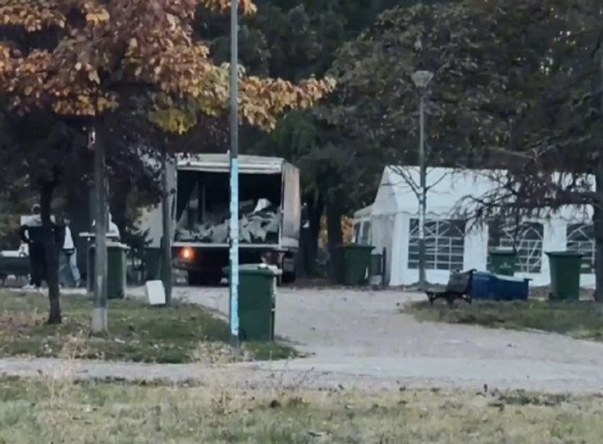 Tensione dhe lëvizje në Beograd: Tendat shfaqen sërish në Parkun Pionir pak para mbylljes së votimeve në Serbi