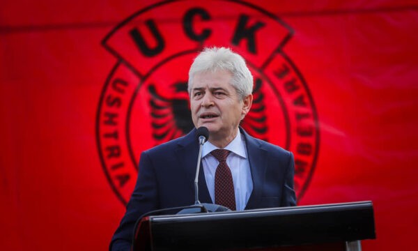 Thirrja e fuqishme e Ali Ahmetit për marshin në Prishtinë: Historia nuk mund të gjykohet, të vërtetën e UÇK-së ta mbrojmë të bashkuar
